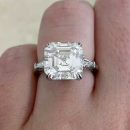 Classique vintage Ring centering a 5.02 carat Asscher cut diamond